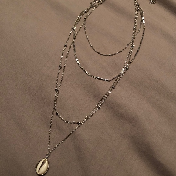 Multi-layer shell pendant necklace - Picture 2 of 3